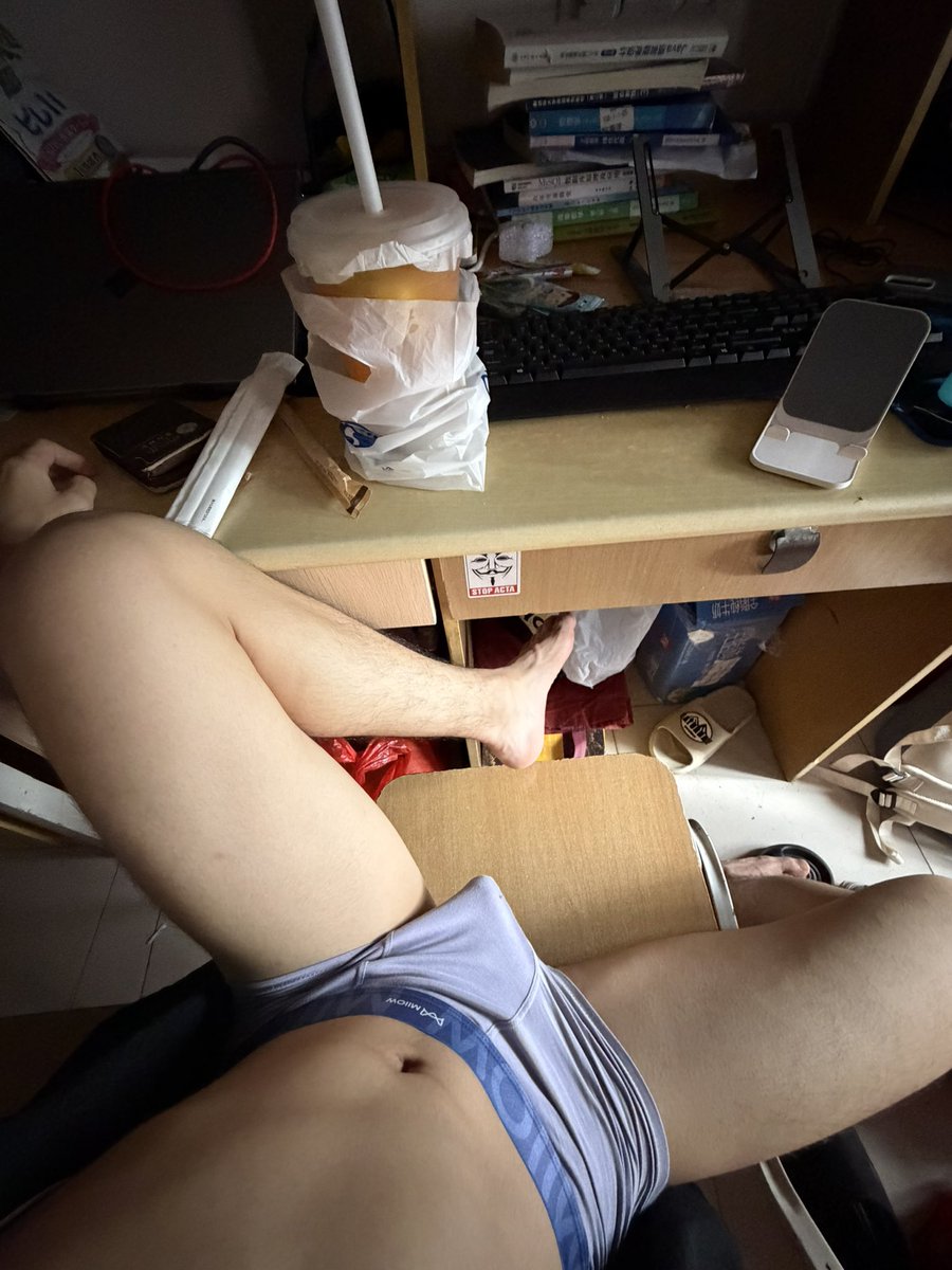 yite2007's tweet photo. 第一次体验在宿舍阳台露出🤤舍友都在屋里，有点刺激 https://t.co/Jdxn0hOQqG