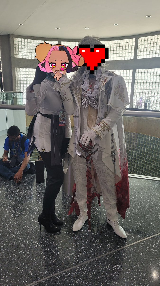 VixyFoxx's tweet photo. I MET A SILVER WONG SYLUSS!! HE EVEN HELD MY FACE AHHH TYSM YOU WERE SWEET AND YOU LOOKED AMAZING 👏🏽  DAY2 DONE https://t.co/pj7IohWdxR