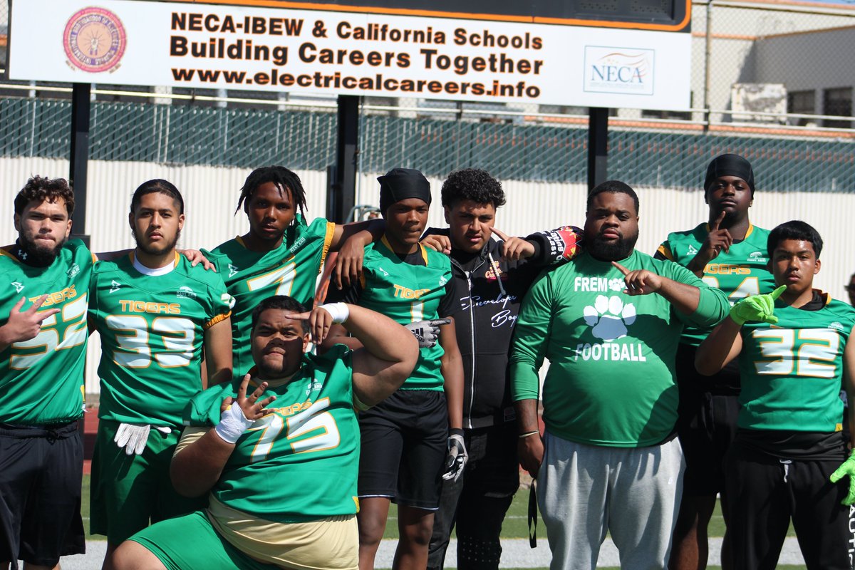 OALTigersFB's tweet photo. @coachcamfhs taking the time to assist athletes attending the #OALShowcase held at #McClymondsHS.
.
@Rod14manny_ @bubba_5100 @Offical_Gabe54x @HenryReed_1 @EliasCorea22 @DenardEugene @RowanBDriscoll @dionisms https://t.co/AlbRc9mef4