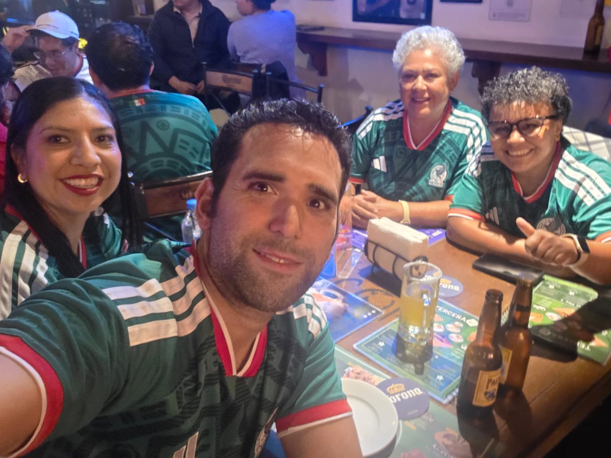 Moonse16's tweet photo. @AztecaDeportes ¡Vamos #MiselecciónAzteca ! En el botanero porque no alcanzamos boleto, saludos desde la ciudad de Puebla 😁 https://t.co/KTDvl5bpQn