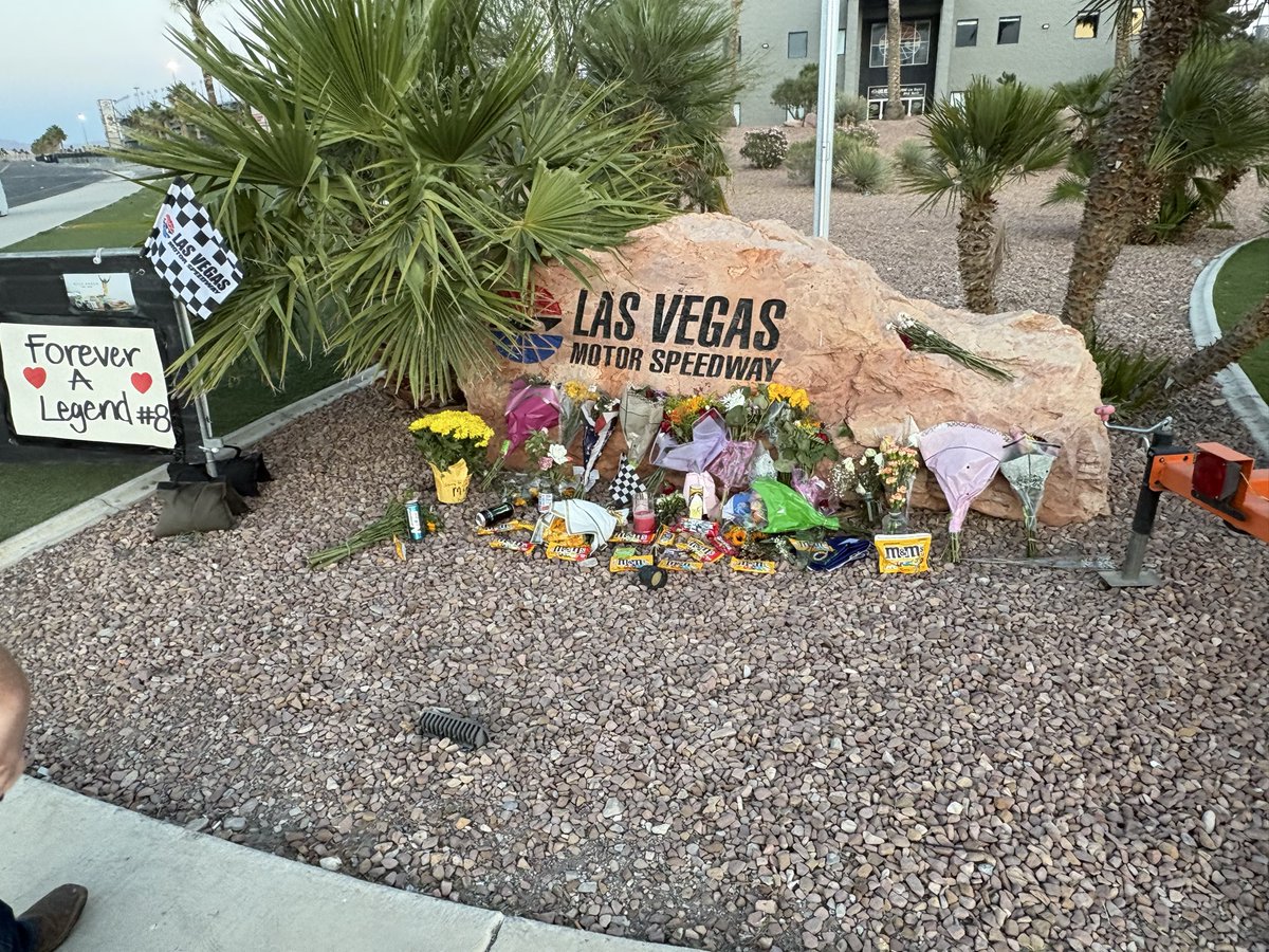 NicholasAFuller's tweet photo. Driving through Vegas today. Had to stop and play my respects to a racing Legend. RIP Kyle Busch. https://t.co/rajTCXge0E