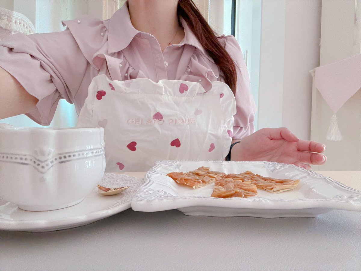 Angelic_oooo's tweet photo. フロランタン食べたくなってお菓子作り♡土台は春巻きの皮でつくる簡単バージョンのやつ☺️
職場でもらったコーヒーでひとりカフェ気分して幸せの時間だった☕️エプロンしわしっあ https://t.co/hr8zcH3Jy0