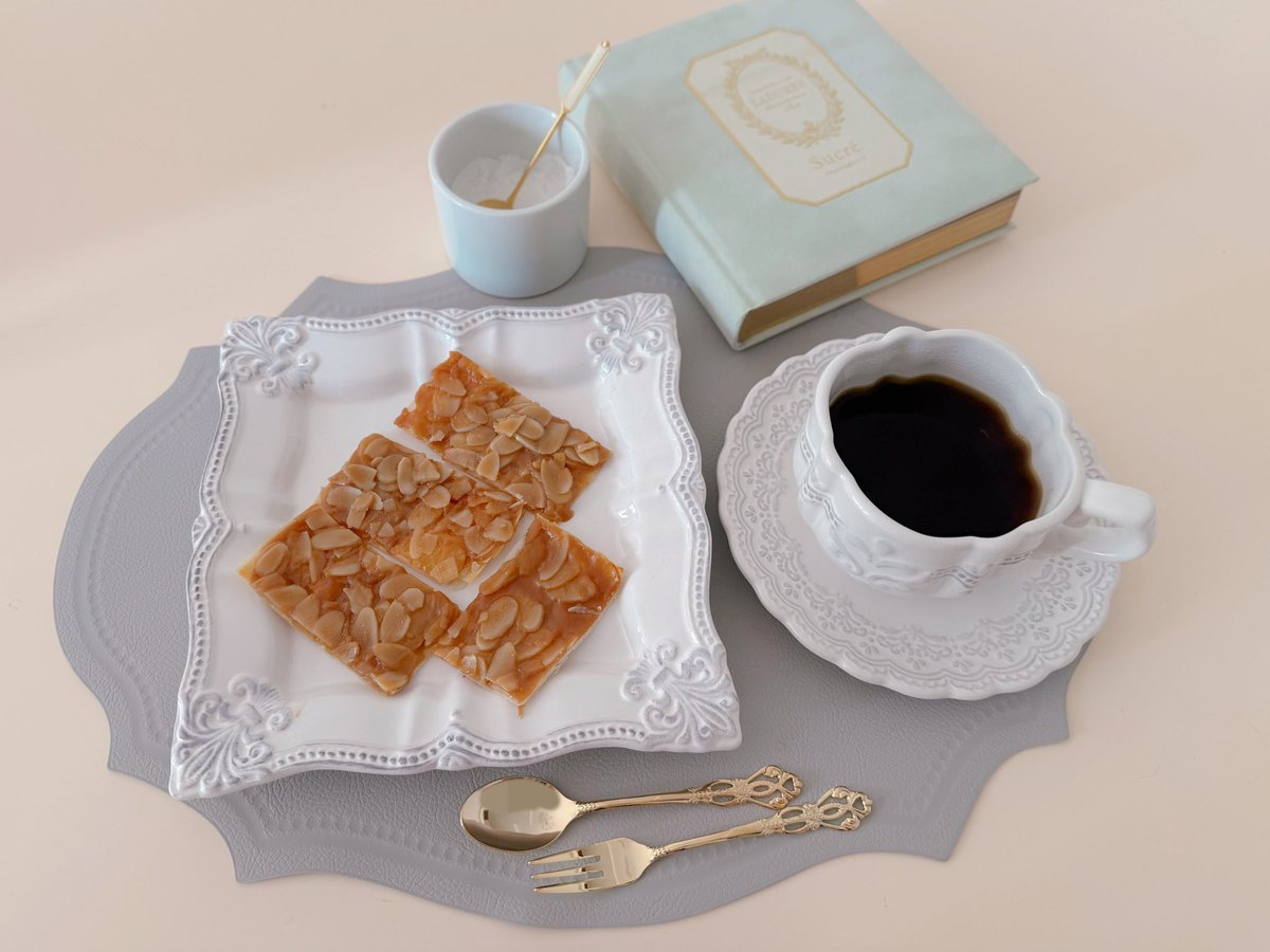 Angelic_oooo's tweet photo. フロランタン食べたくなってお菓子作り♡土台は春巻きの皮でつくる簡単バージョンのやつ☺️
職場でもらったコーヒーでひとりカフェ気分して幸せの時間だった☕️エプロンしわしっあ https://t.co/hr8zcH3Jy0