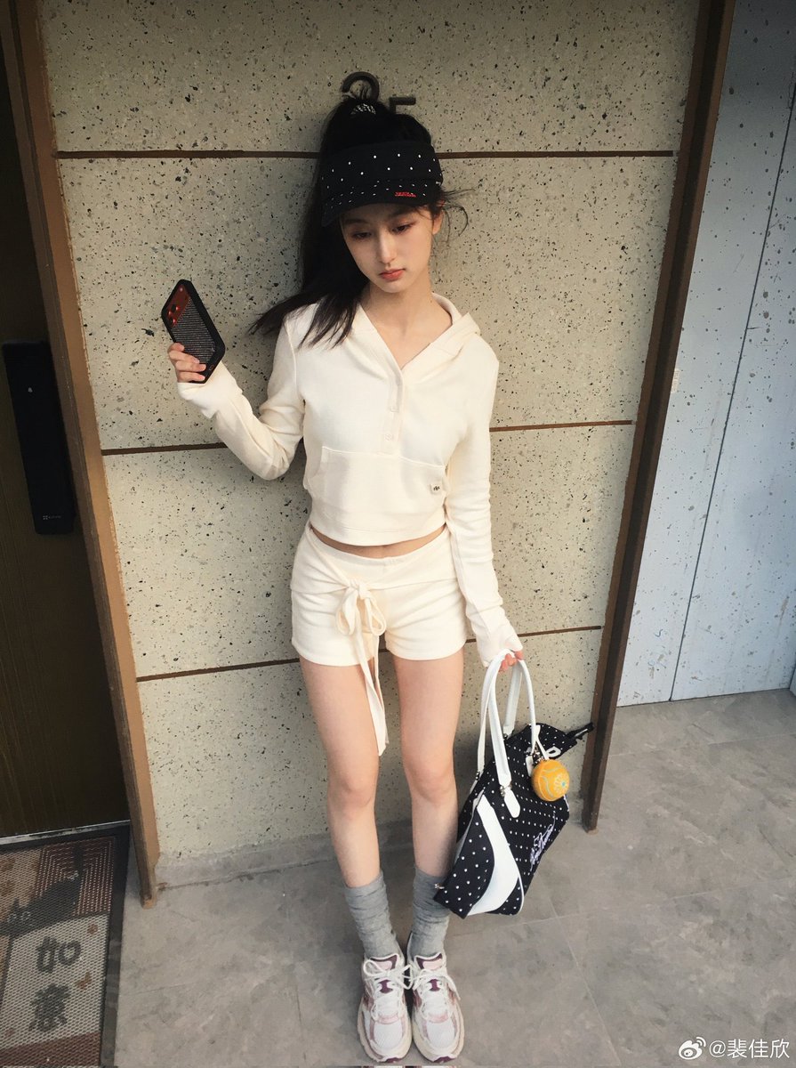YY7586's tweet photo. 裴佳欣的大长腿真���想扛起来用🥵
#意淫 #射屏 #配文 #榨精 https://t.co/K7gm4MmOkj