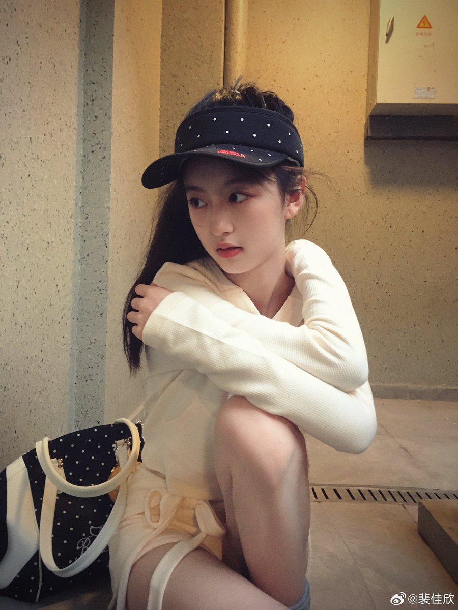 YY7586's tweet photo. 裴佳欣的大长腿真���想扛起来用🥵
#意淫 #射屏 #配文 #榨精 https://t.co/K7gm4MmOkj