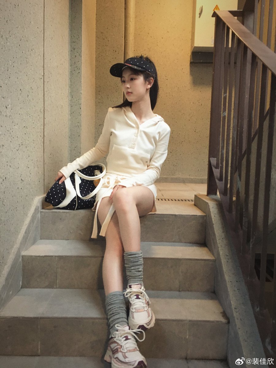 YY7586's tweet photo. 裴佳欣的大长腿真���想扛起来用🥵
#意淫 #射屏 #配文 #榨精 https://t.co/K7gm4MmOkj