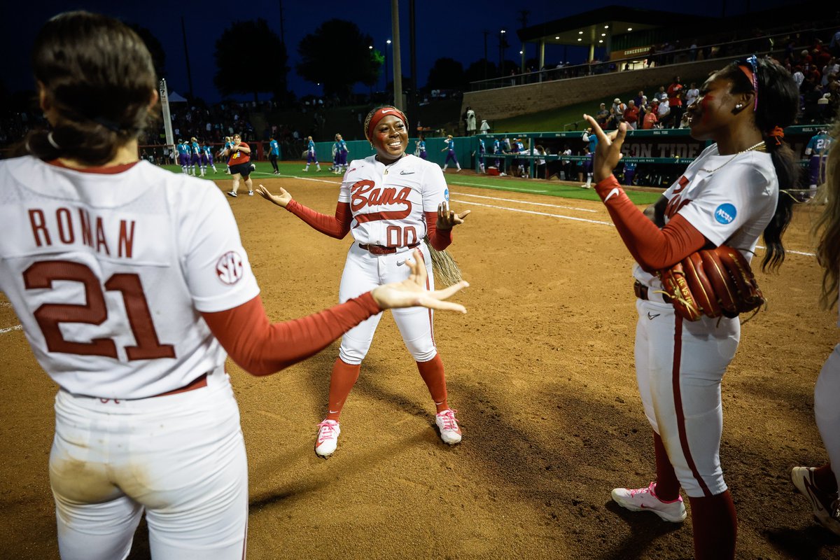 AlabamaSB's tweet photo. Friday Night Vibes🔋💡

#Team30 #RollTide https://t.co/Qtsop8EKnC