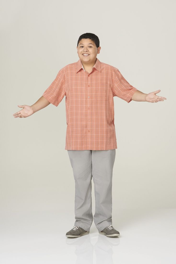 pincheluciaa's tweet photo. se me hace una gran dinámica la “a que personaje te recuerdo” 

hasta ayer

ayer ana sofia, trini y mi esposa dijeron que de modern family soy estos 

cagada, homosexual, “my son is going to die a virgin” vibras 

lol https://t.co/AP8Z5b14ho