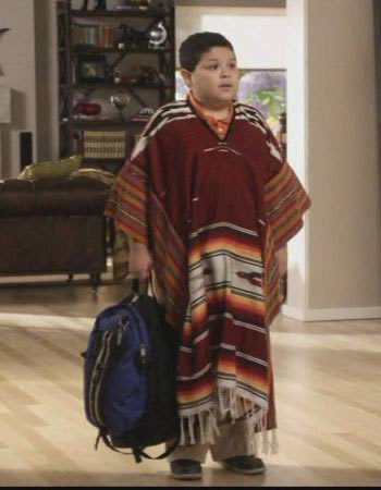 pincheluciaa's tweet photo. se me hace una gran dinámica la “a que personaje te recuerdo” 

hasta ayer

ayer ana sofia, trini y mi esposa dijeron que de modern family soy estos 

cagada, homosexual, “my son is going to die a virgin” vibras 

lol https://t.co/AP8Z5b14ho