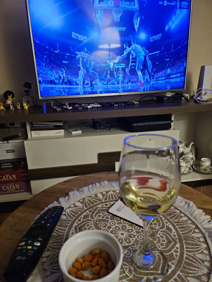 Valnativo's tweet photo. Efectivamente 🚬🚬🚬🚬#NBAxTNTSports https://t.co/fz4jC8RhoQ
