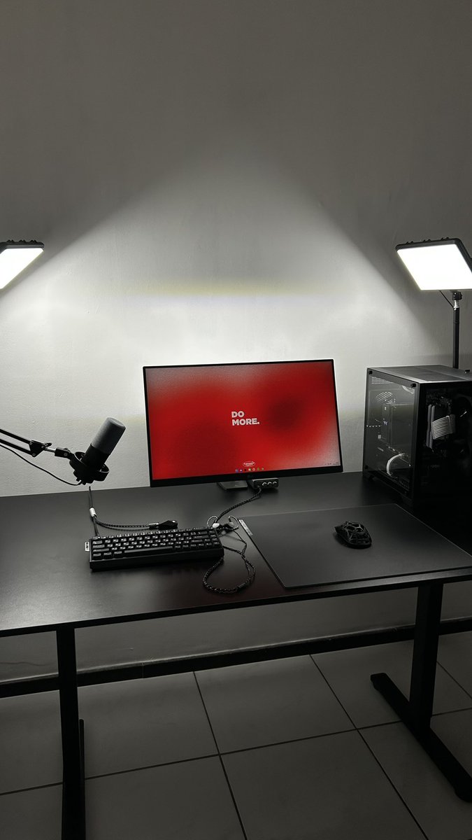 isacsetup's tweet photo. allblack clean setup 

#desksetup https://t.co/ul8ITPjjvX