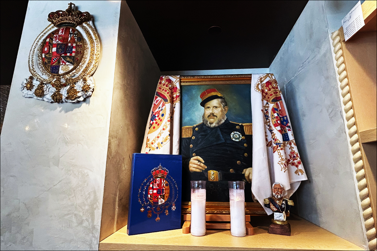 Cavaliere2S's tweet photo. Shrine to King Ferdinando II of the Two Sicilies in Little Italy, New York https://t.co/Ylwxmxo8KP