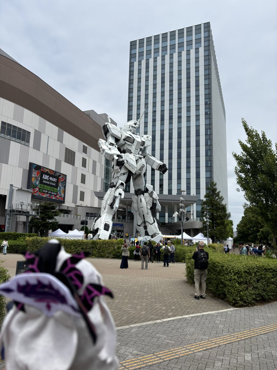 headless_hou1's tweet photo. ヒナちゃん、あれがユニコーンガンダムだよ。大きいね https://t.co/ScOttkTTke