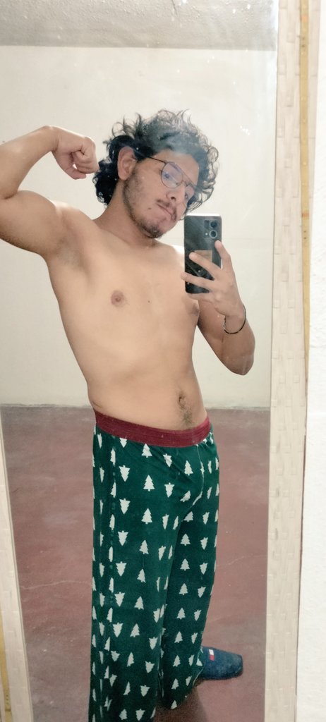 RowanNoar's tweet photo. No me vino mal rasurarme
Sigo igual de apestoso pero más cómodo...
¿Alguien quiere probar mis axilas, lamerlas y estar atrapado en ellas? 😏 https://t.co/tcLp56lxHP
