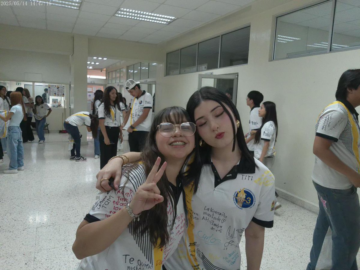 alcgiss's tweet photo. Me duele tanto dejar la prepa y a este hermoso semestre donde conoci y le hablé a personas que jamás pensé hablarles, los amo a todos de vdd sin duda una etapa muy hermosa donde me hicieron sentir que son los amigos y el cariño💕 https://t.co/y5q1mzdkCy