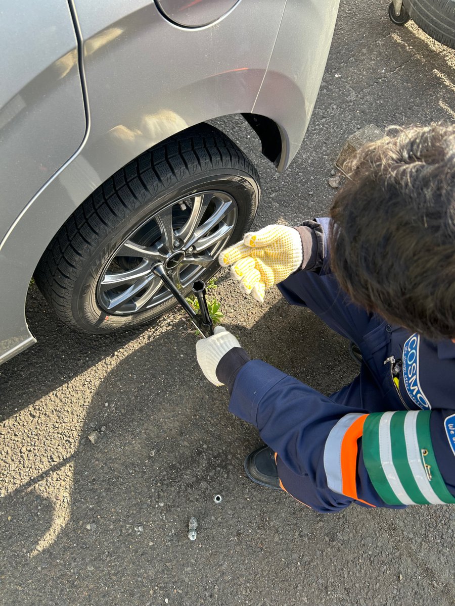 cosmokeibi's tweet photo. みなさんこんにちは🌞
先日、社用車のタイヤ交換を行いました🚗🛞
安全に現場へ向かうため、手順を確認しながら慎重に作業🔧
季節に合ったタイヤで、安全第一の運転を徹底します🫡✨
#コスモ警備 #警備会社 #仙台 #タイヤ交換 #安全第一 https://t.co/ZECdmabuEd