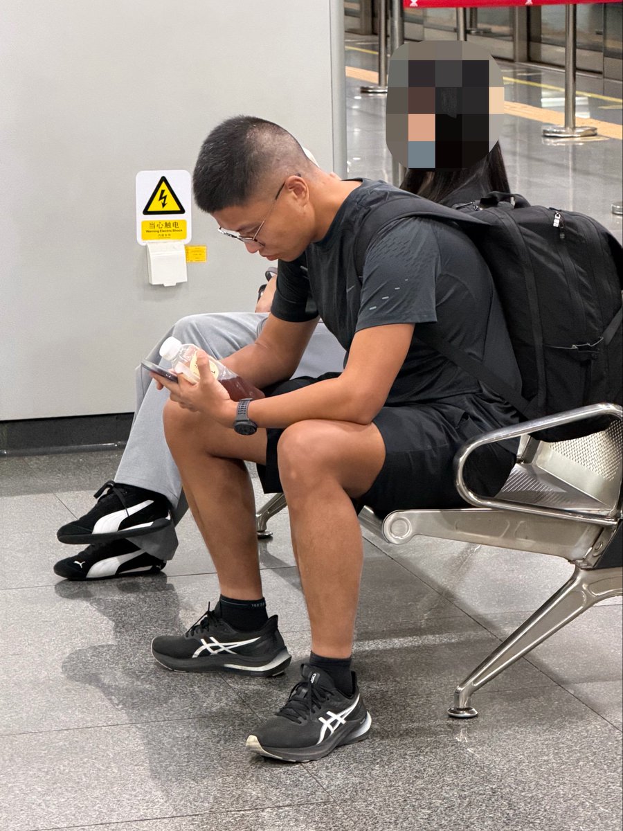 quickzoom2's tweet photo. 地铁黑皮粗腿直男，袜子翻过来露出的晒痕很性感 https://t.co/qtI5CpSvTF