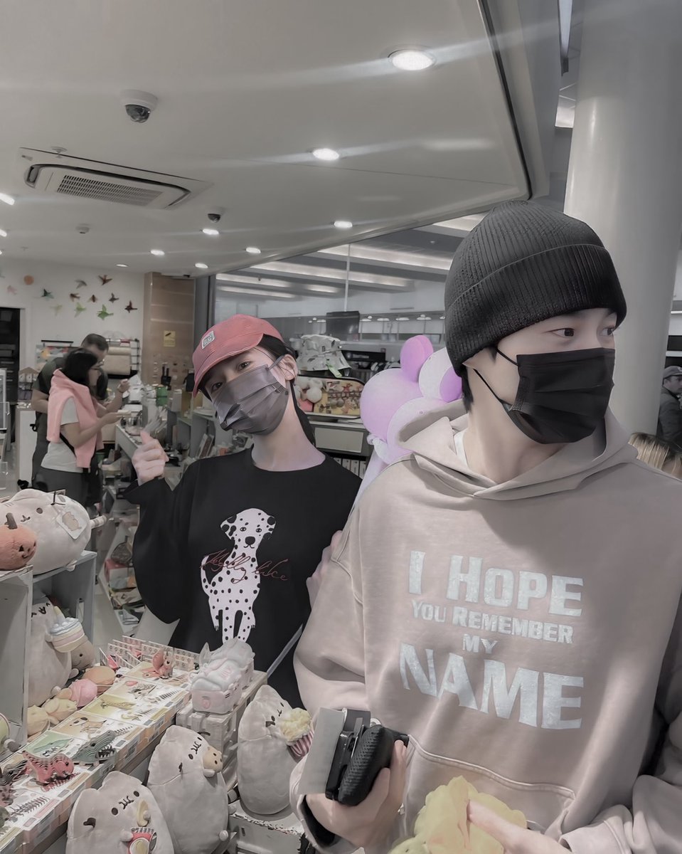 starlitides's tweet photo. ㅤ 
Outfit ke mall jam 10 pagi untuk membeli apa pun yang sebetulnya enggak kita butuhkan (tapi kita inginkan). 
ㅤ https://t.co/fT0XtIMkJf