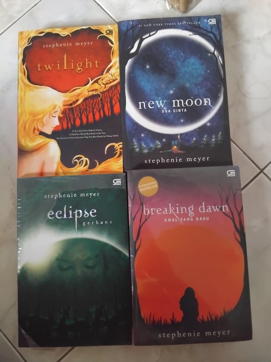 maddyoun's tweet photo. halo! wts preloved buku buku aku nih. lokasi Bogor. boleh dicek yaaaa :) #prelovedbuku #jualanbuku #buku https://t.co/C8jTFODEOm