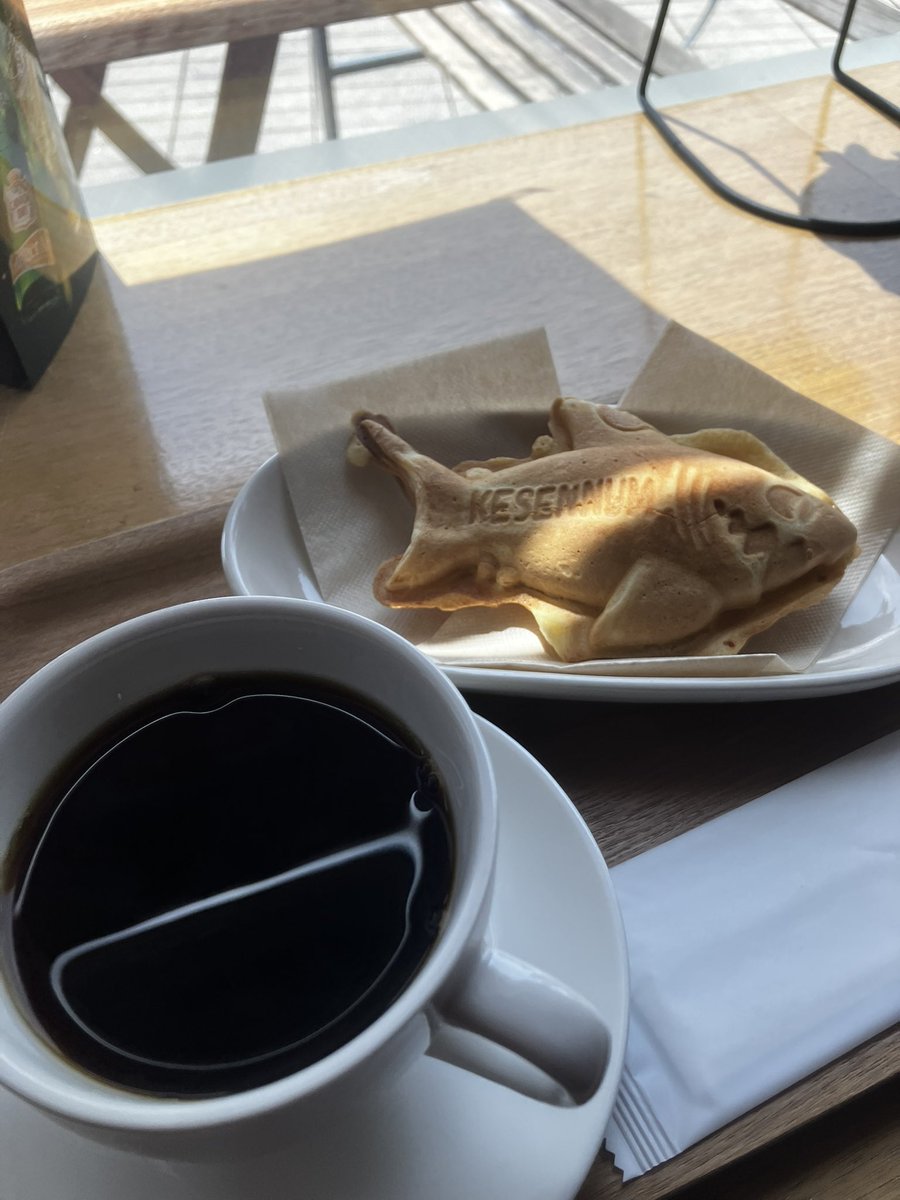 Hata_zzr1400's tweet photo. 若草ニャンズとお別れして気仙沼で
寄り道🏍³₃
お久しぶりの Cafe RSTさん
実は初めての焼きジョーズ🦈
ホットコーヒー☕️
美味かったです♪
ごちそうさまでした😋
#CafeRST
#焼きジョーズ https://t.co/yPffuJc1he