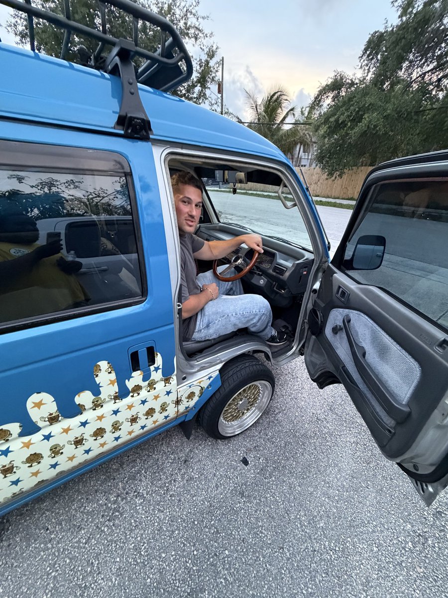 mikeiseating_'s tweet photo. Japanese Domestic Ice Cream Truck https://t.co/JzNlW1PMAD