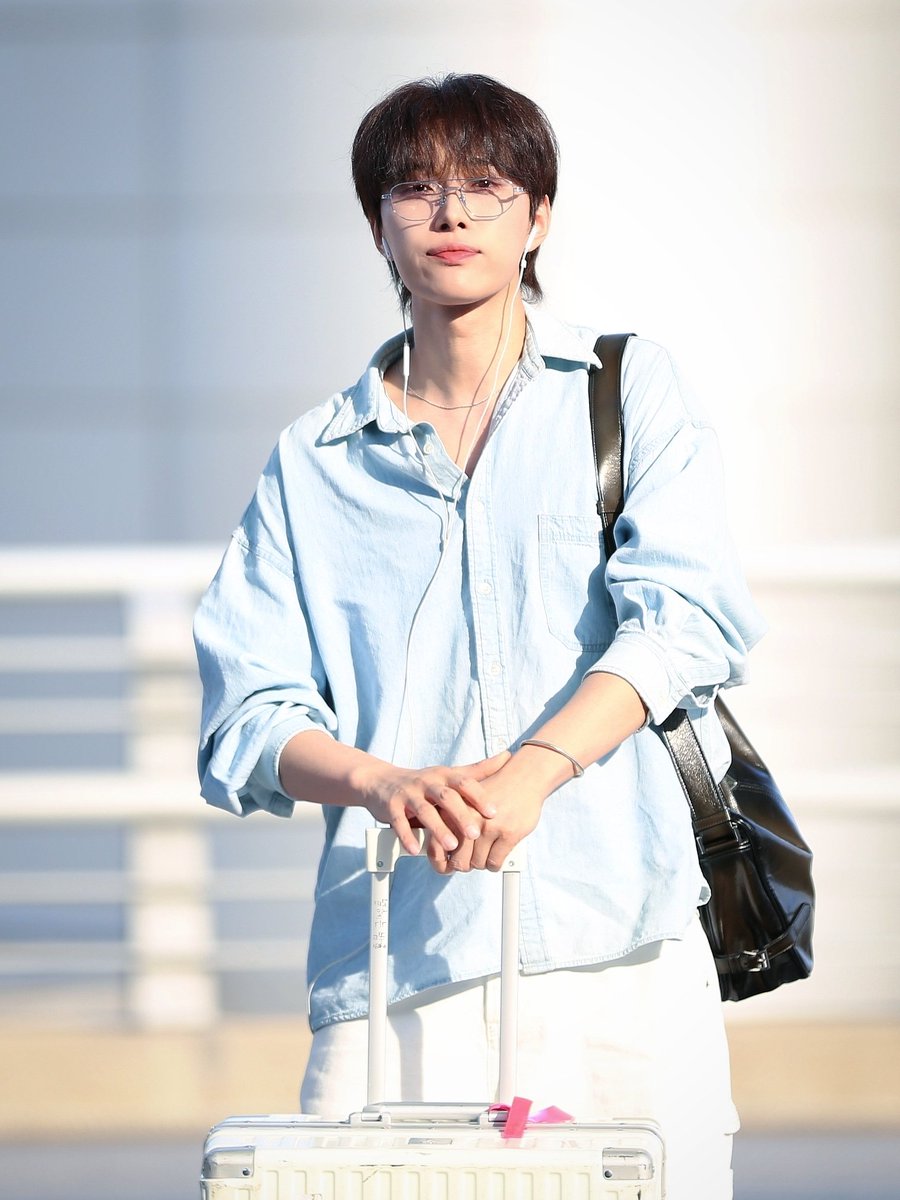 lovesome__jh's tweet photo. 우시 🛫
일도 열심히 하고 틈나는 대로 쉬고
사랑 많이 받고 돌아와👋
#오메가엑스 #OMEGA_X #JANHAN
#소중히_아끼고_사랑해 #재한 👑
#내자랑_내하늘_김재한 260522 https://t.co/Gxz5uy7x53