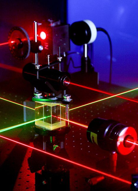 forallcurious's tweet photo. 🚨: Physicists just measured negative time in lab

Researchers fired photons — particles of light — through a cloud of rubidium atoms. The photons emerged earlier than they should have — even at the speed of light. And the atoms themselves confirmed it — they stored the photon’s energy for a negative duration.

Here’s the part that makes your brain hurt.

Imagine leaving your house at 9am and arriving at work at 8:45am. You didn’t travel back in time. But somehow you arrived before you should have.

That’s exactly what these photons did.