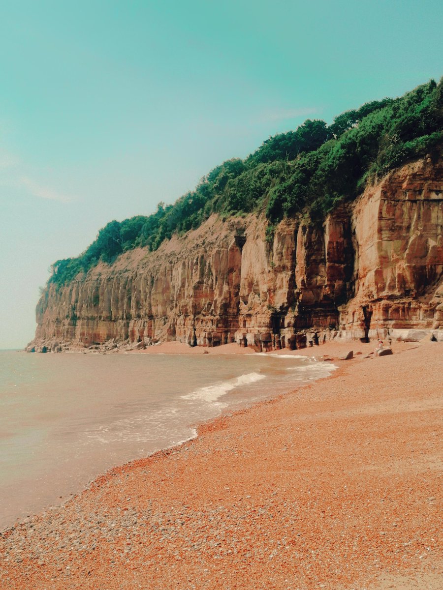 CyberSaffron's tweet photo. Strung out in heaven's high 

Sandstone &amp; clay cliffs, immortalised by dinosaur footprints &amp; David Bowie in Ashes to Ashes (1980) 

Pett Level 🦕🧑‍🎤 https://t.co/K5FapkRNUW