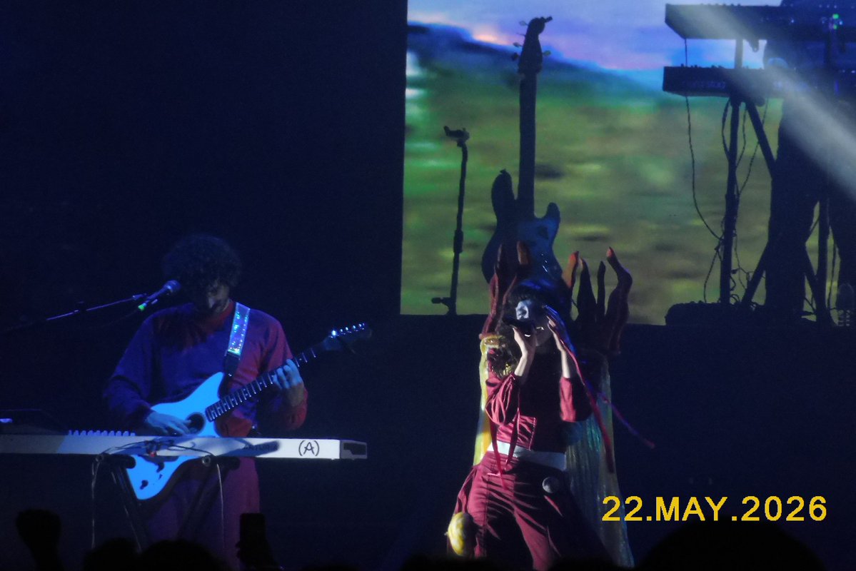 abril tweet media