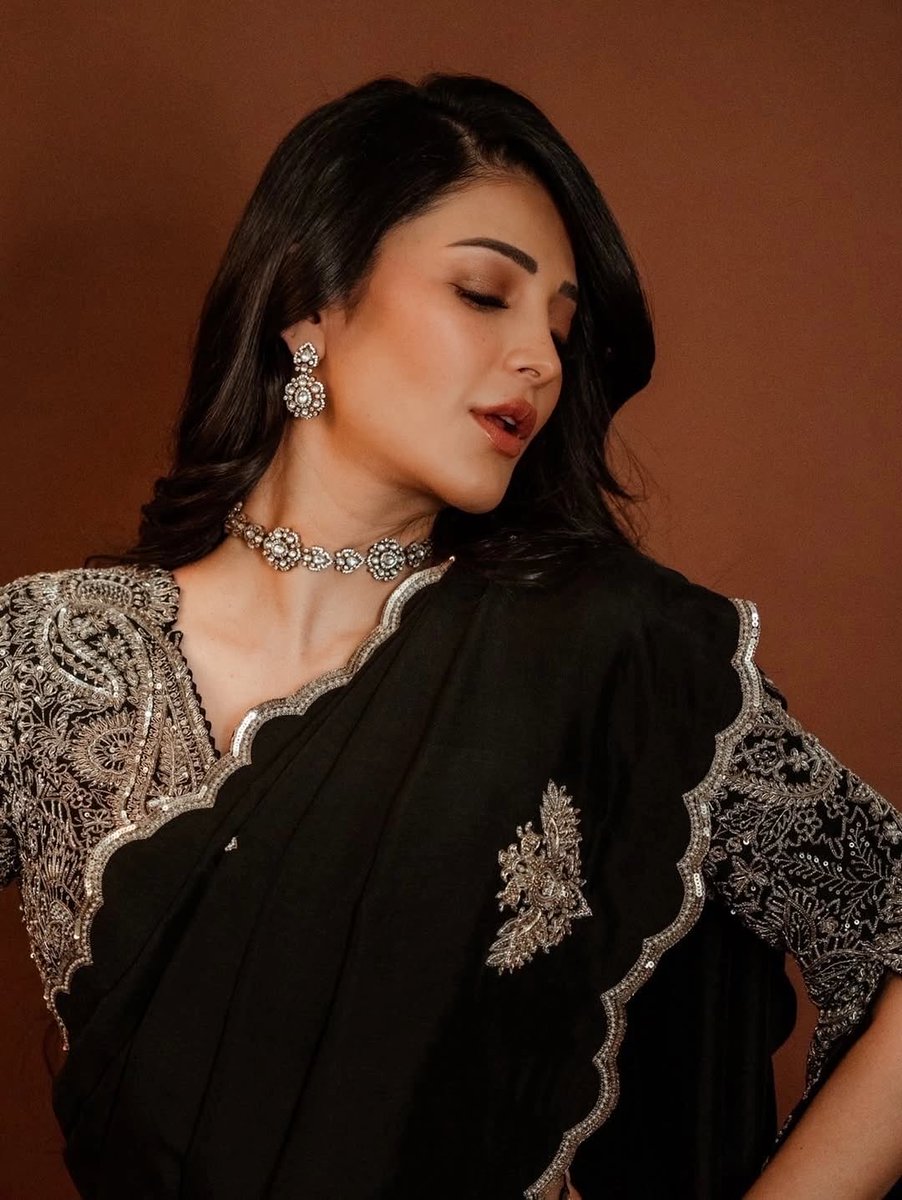 Meenakshi_unoff's tweet photo. Sruthi Hassan, at 40, is still alluring. Can you believe her age? https://t.co/hl3h1jkzVZ