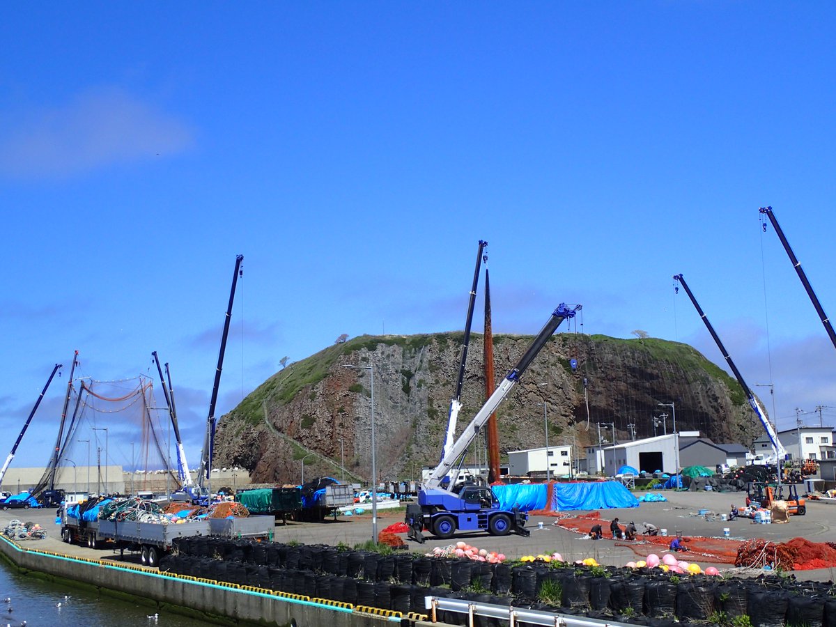 shiretoko_whc's tweet photo. こんにちは
知床世界遺産センター開館中です

【よく聞かれる質問について】
遺産センター周辺の港にクレーンが沢山あるので、「何作っているんですか？」と聞かれます。
漁師さんが大きな定置網を広げて修繕等するためです。
建物は出来ません。この網で鮭などを獲っています。 https://t.co/tlOHiU0xnU