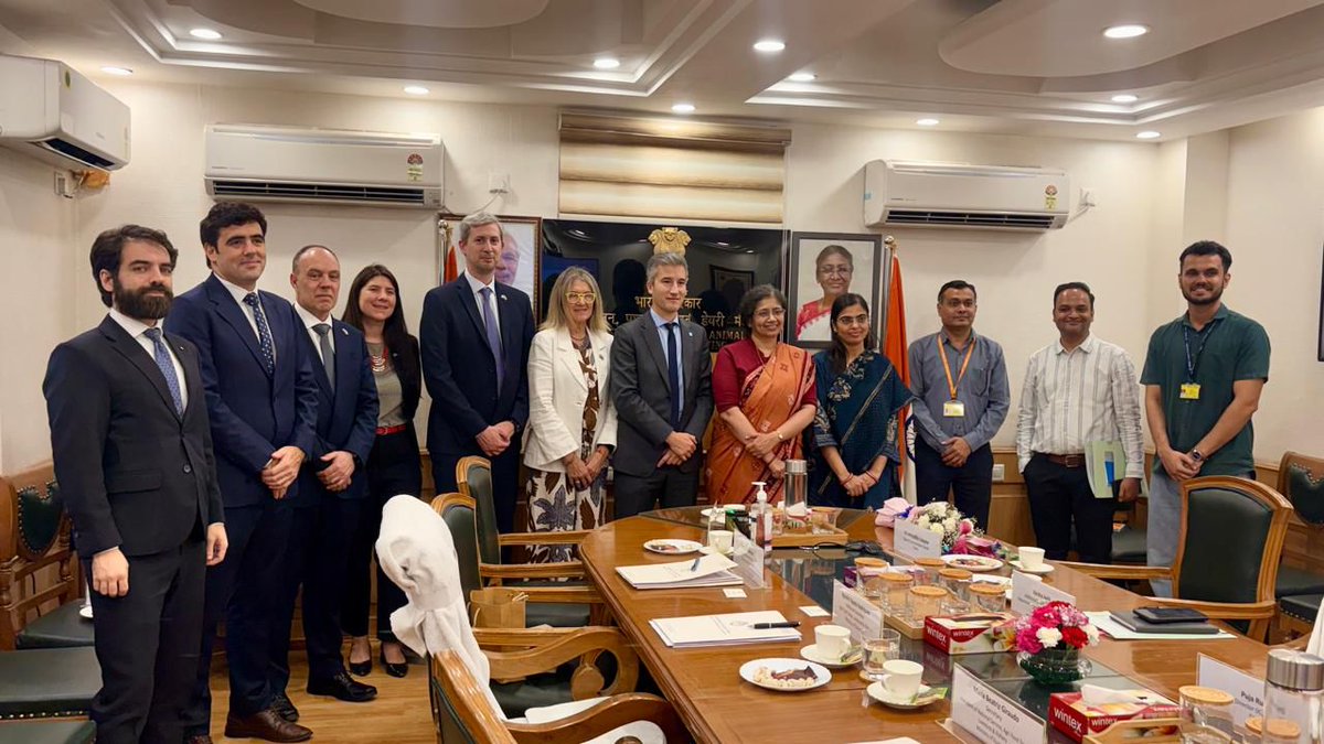 CaucinoMariano's tweet photo. El equipo de nuestra Embajada acompañando a la delegación de @agriculturaAr y @senasa en reuniones con autoridades del Departamento de Ganadería y Lechería de India para avanzar con la agenda bilateral. @ArgentinaEnInd https://t.co/jfIIm2ym0J