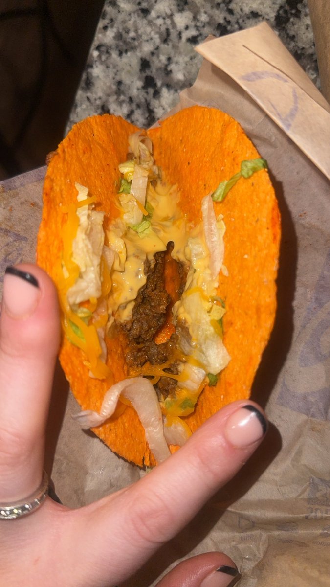 pier_emma's tweet photo. @tacobell what is up with this? 6 tacos with nothing on them?? Do better. https://t.co/qi8vlyEwaS