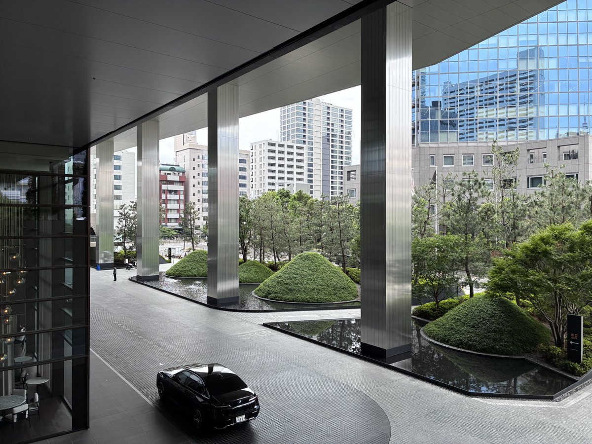 horibesanni's tweet photo. Maki and Associatesによる BLUE FRONT SHIBAURA TOWER S は、効率や収益性だけではなく、「都市体験」そのものを丁寧に設計した、東京でも屈指の大規模オフィスビルだと思う。
水辺や空への開放感、都市に余白を生み出す低層部の構成、そして静かな秩序感に、槇文彦の思想が今も強く息づいている。
#東京建築祭