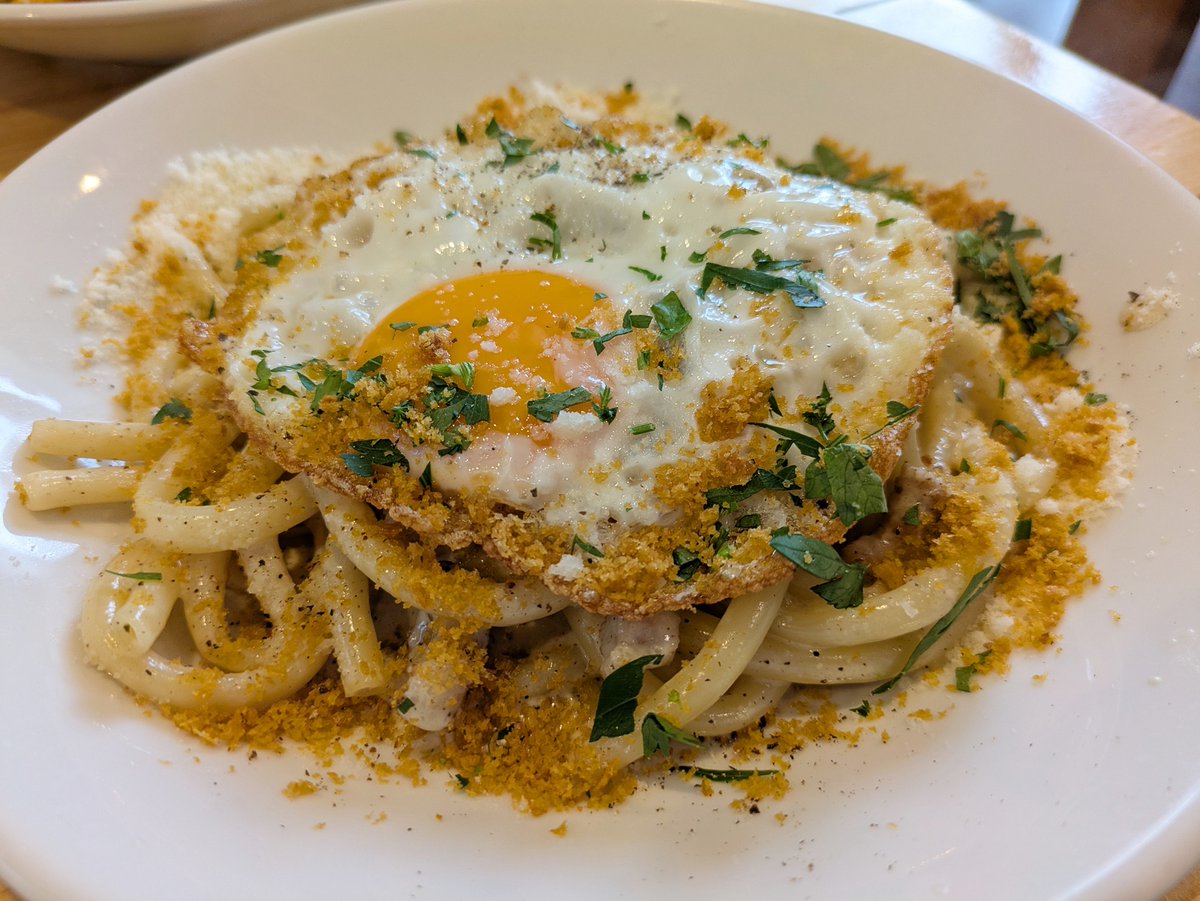 sunage_org's tweet photo. 昨日のランチは、GRASSA(グラッサ)さんの
目玉焼きカルボナーラ。
パスタが太くて驚きましたが、
お味はとてもよかったです。
今までで一番の極太パスタだったかも。
#GRASSA #カルボナーラ https://t.co/aEKWpaYKsQ