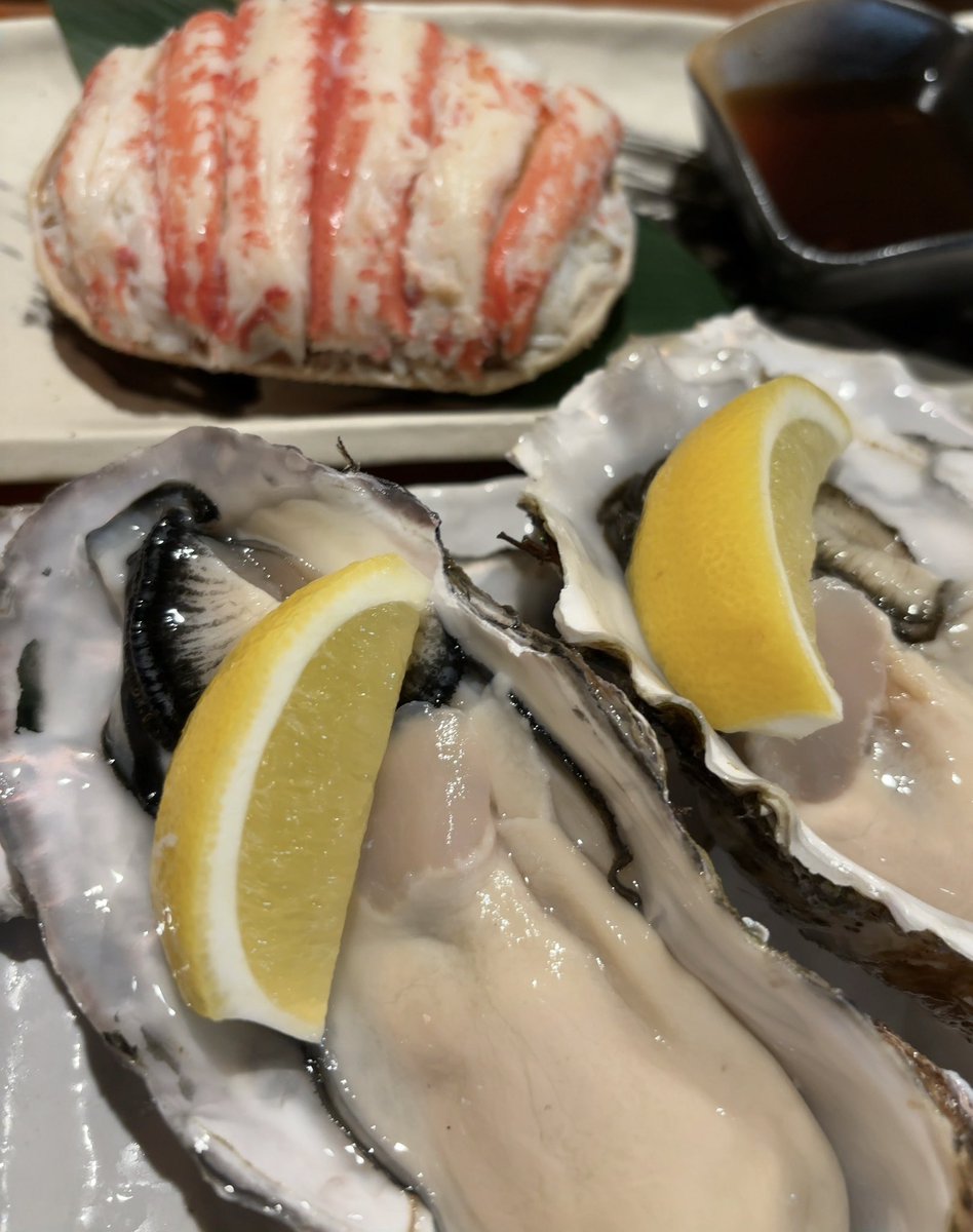 canele2022's tweet photo. 誕生祝いに奥方様がご馳走してくれるのは海鮮てんこ盛り
雲丹蟹岩牡蠣刺身〜カルビで良いからワタシの好きな肉類も食べさせて！という心のうちの叫びは封印して食べまくる一夜
#ニャンコ一族
#シニアの誕生会 https://t.co/BfcYo4k4qU