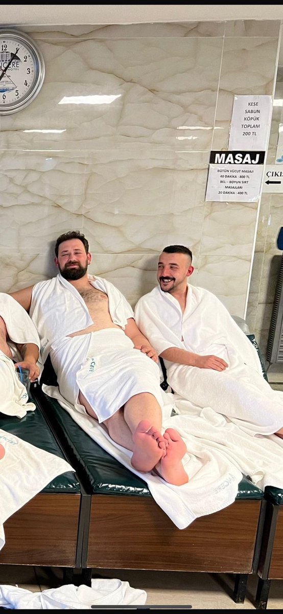 onrtolga's tweet photo. 365.Gün…

Bugün, canımdan çok sevdiğim Ahmetcan’ı kaybedeli tam bir yıl oldu…
Zaman geçti ama yokluğuna alışmak hiç kolay olmadı. Çünkü o, hayatıma sadece bir dost olarak değil; bana işi, emeği, saygıyı ve en önemlisi insan olmayı öğreten çok kıymetli bir insan olarak dokundu.

Bazı insanlar vardır, yoklukları sessizce can yakar… Ahmetcan da benim için öyle biri oldu. Bazen bir sözde, bazen bir hatırada, bazen de en sıradan anda aklıma geliyor. O an içimde tarifsiz bir özlem büyüyor.

Onunla geçen zamanların kıymetini bugün daha iyi anlıyorum. Bana kattıkları, öğrettikleri ve bıraktığı güzel izler hayatım boyunca benimle olacak. Çünkü bazı insanlar unutulmaz; sadece özlenir.

Ahmetcan dostum…
Sen artık aramızda olmasan da, hatıran hep kalbimde yaşayacak. Seni hiçbir zaman unutmayacağım. Mekânın cennet olsun.
