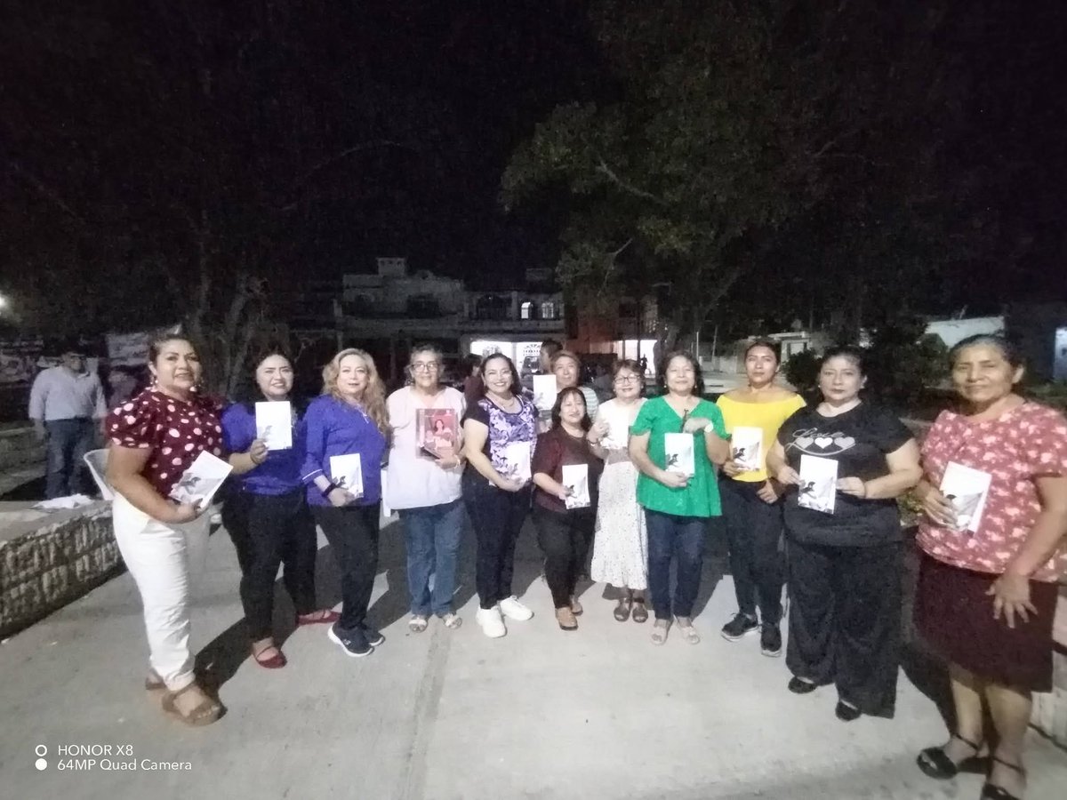 MMRepublica's tweet photo. Las compañeras de la colectiva Mujeres Morena República Campeche  continúan trabajando desde el territorio y el acercamiento ciudadano, realizando la entrega de la Cartilla de Derechos de las Mujeres en distintas colonias y comunidades. ✨👩🏻‍🦰👩🏽‍🦱

#MujeresMorenaRepública https://t.co/EftH22BDa9