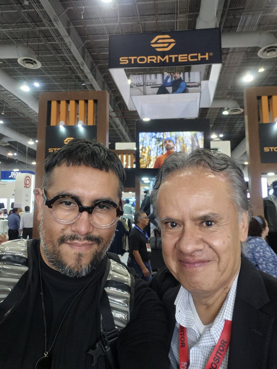 efrencasas's tweet photo. Que gustazo coincidir en el presente @jonblackbot 
#Expopublicitas2026 https://t.co/pJiYh0tUMV