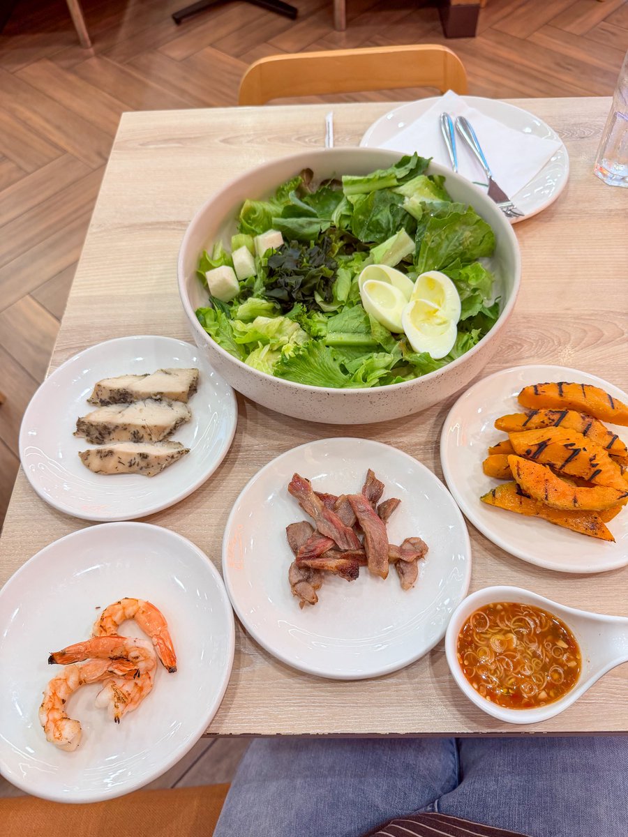 kptalonlak's tweet photo. เช้านี้สั่งสลัด diy ร้าน Salad Factory 
เลือกน้ำสลัดยำไทย

ในจานจะมีผักสลัดรวมให้อยู่แล้ว มี กรีนโอ๊ค เรดโอ๊ค คอส บัตเตอร์เฮด ฟิเลย์ และ ผักกาดแก้ว ผสม ๆ กัน
 
แต่จะให้เลือกท็อปปิ้งได้อีก 5 อย่าง 
แพรเลือกผักคอส สาหร่ายวากาเมะ ฝรั่ง กับไข่ขาวต้ม 2 ฟอง

สั่งเพิ่ม
ฟักทองญี่ปุ่นย่าง 2 ที่ 8 ชิ้น น้ำหนักประมาณ 250g
หมูย่าง 60g 
อกไก่ซูวีด์ 3 ชิ้น ( ประมาณ 90 g)
กุ้งย่าง 3 ตัว

จานนี้ 355.- ผักเยอะมากกก กินแล้วอิ่มถึงคอ

พลังงานโดยประมาณ 500 Kcal 
(แคลคิดเผื่อ ๆ พวกน้ำจิ้มแล้ว)
C : 36 / P : 51.3 

#KPตะลอนแหลก #อร่อยบอกต่อ