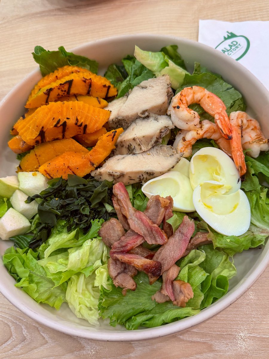 kptalonlak's tweet photo. เช้านี้สั่งสลัด diy ร้าน Salad Factory 
เลือกน้ำสลัดยำไทย

ในจานจะมีผักสลัดรวมให้อยู่แล้ว มี กรีนโอ๊ค เรดโอ๊ค คอส บัตเตอร์เฮด ฟิเลย์ และ ผักกาดแก้ว ผสม ๆ กัน
 
แต่จะให้เลือกท็อปปิ้งได้อีก 5 อย่าง 
แพรเลือกผักคอส สาหร่ายวากาเมะ ฝรั่ง กับไข่ขาวต้ม 2 ฟอง

สั่งเพิ่ม
ฟักทองญี่ปุ่นย่าง 2 ที่ 8 ชิ้น น้ำหนักประมาณ 250g
หมูย่าง 60g 
อกไก่ซูวีด์ 3 ชิ้น ( ประมาณ 90 g)
กุ้งย่าง 3 ตัว

จานนี้ 355.- ผักเยอะมากกก กินแล้วอิ่มถึงคอ

พลังงานโดยประมาณ 500 Kcal 
(แคลคิดเผื่อ ๆ พวกน้ำจิ้มแล้ว)
C : 36 / P : 51.3 

#KPตะลอนแหลก #อร่อยบอกต่อ