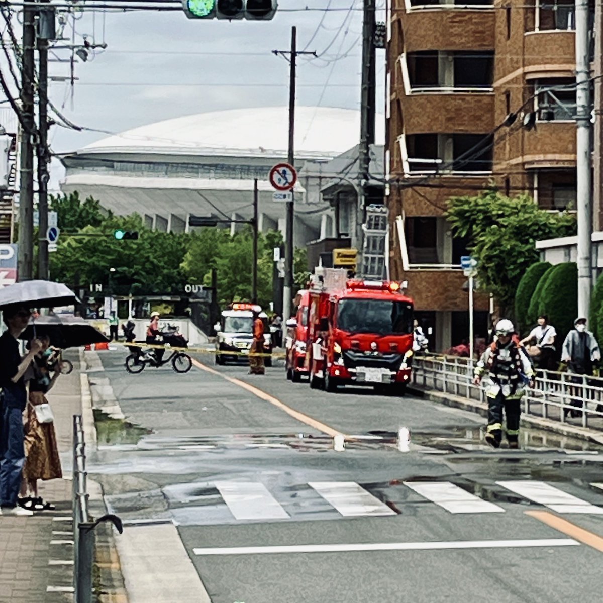 fujiya00's tweet photo. 現在、FUjiYAとライフの間の信号が、通行止めになっています。人も通ることができません。道が隆起してきており、陥没する危険があるそうです。ご注意ください。 https://t.co/5MBFWPzbCZ