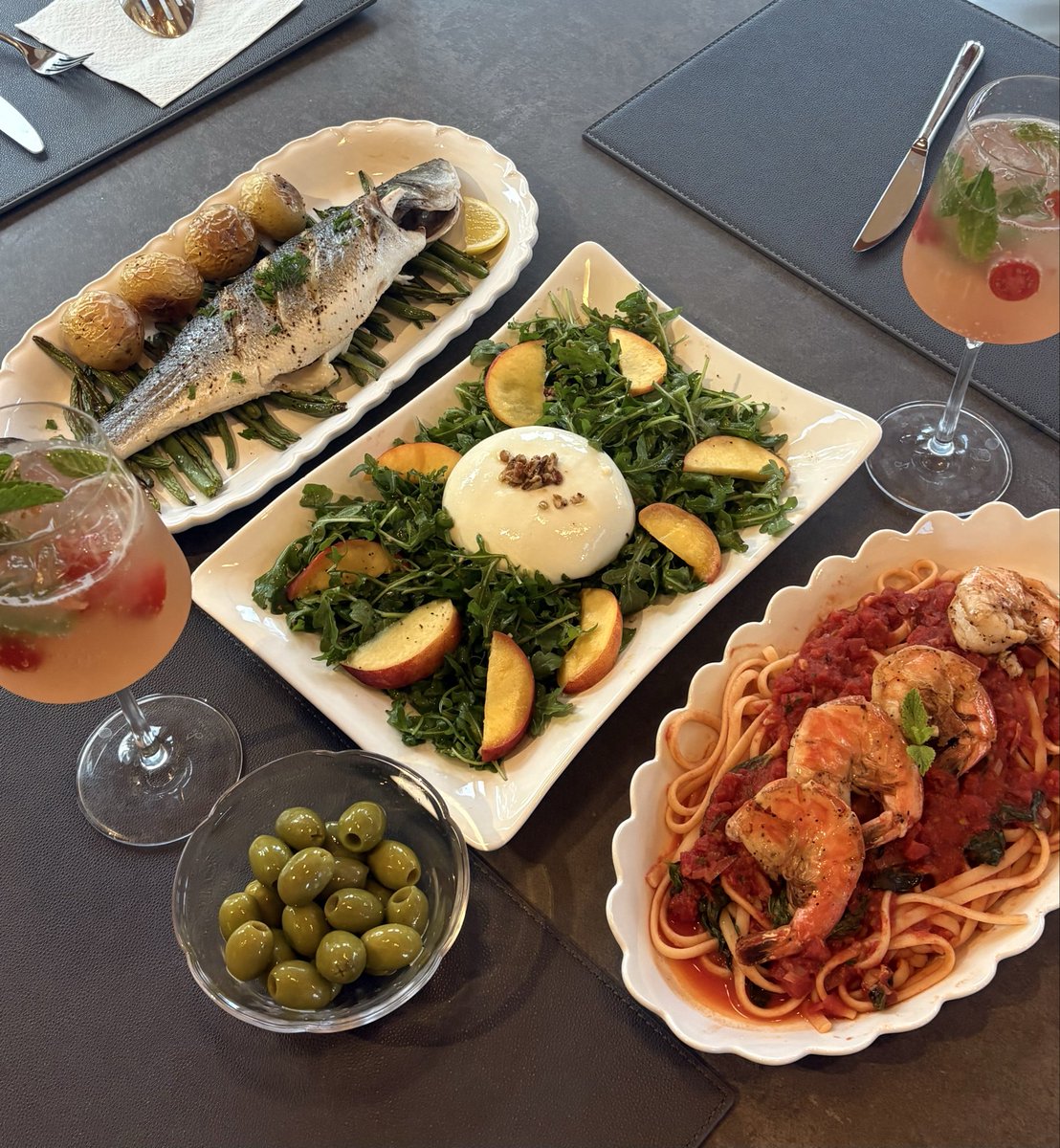 swang_co's tweet photo. vibe cooking &amp; coding on a fri night 🧑‍🍳 
menu items for the next dinner party I host in NY:
- slow oven-roasted Italian branzino
- peach burrata salad w candied walnuts 
- spicy shrimp linguine pasta  
- sparkling tomato-infused mint mocktail https://t.co/EkqiWCqB3X