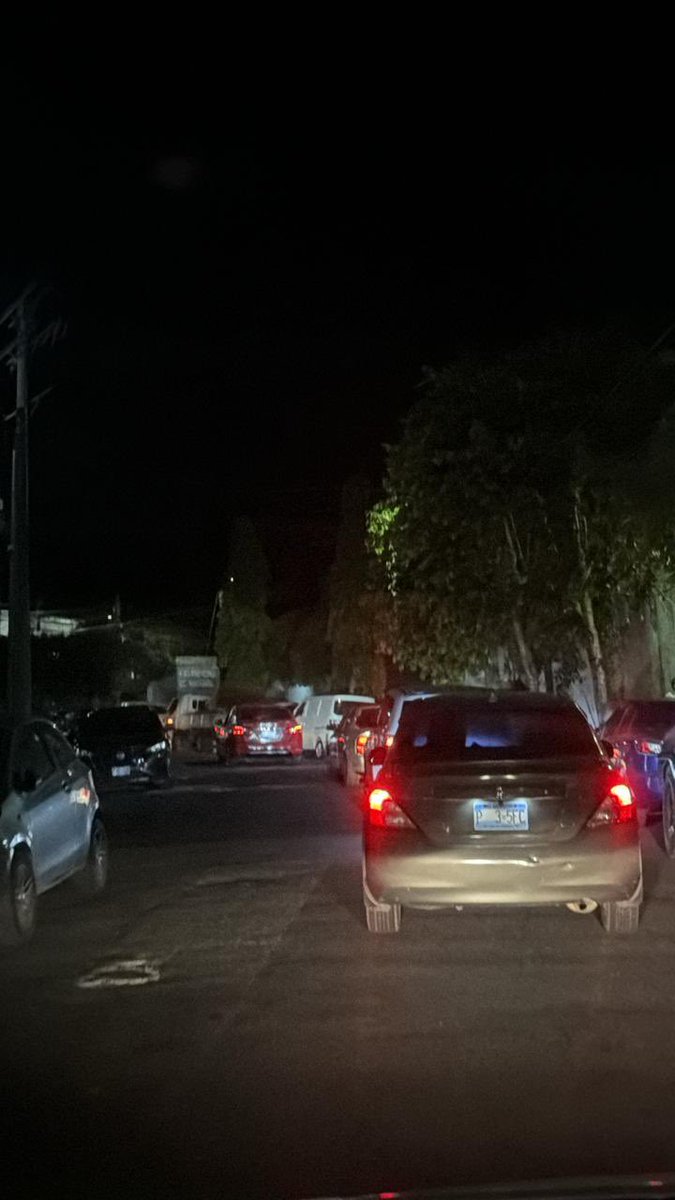 VaneSamayoa's tweet photo. De miércoles a sábado es lo mismo, parquean donde no se debe y los residentes no podemos ingresar al condominio ni salir, se ha puesto queja formal en el CAM pero ya no sabemos qué hacer con los q visitan el 40/20 @alcaldia_ss @marioduran @cam_sansalvador @PNCSV @nayibbukele https://t.co/v6SlrdWoNa