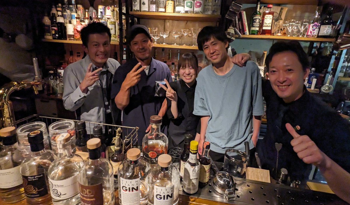 Bar_JEST's tweet photo. 先日、
高校時代の友人がお店遊び来てくれました😁
1人は近く住んでてちょこちょこ来てくれてたけど、もう2人は約20年振りかな🙌
写真見返してたら、
よくこんなピースサイン✌で写真撮ってたかもって懐かしくなりました😭
こーゆうのあるから飲食っていいな
めちゃ二日酔いだったけど笑 https://t.co/Ma1Z8jqVg7