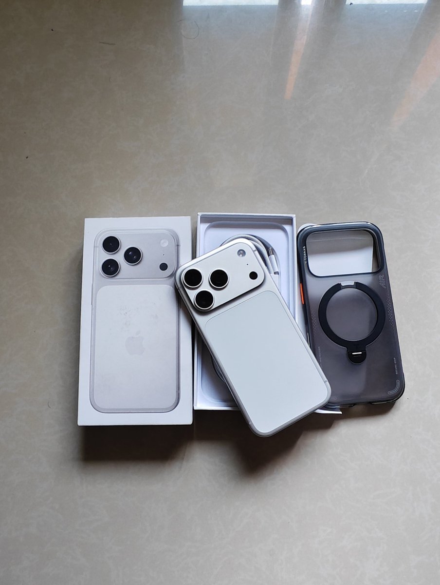 _pbrian's tweet photo. WTS iphone 17 pro 256 ex ibox silver
spesifikasi : 
- bh 100% cc 40 an 
- pemakaian 2 bulan
- fullset nominus 
- garansi on sampe maret 2027
- mulus bangett terawat 

bonus : 
- sudah terpasang TG 
- casing torra harga 1 jt
- lok bekasi https://t.co/z0gJyKO7B4