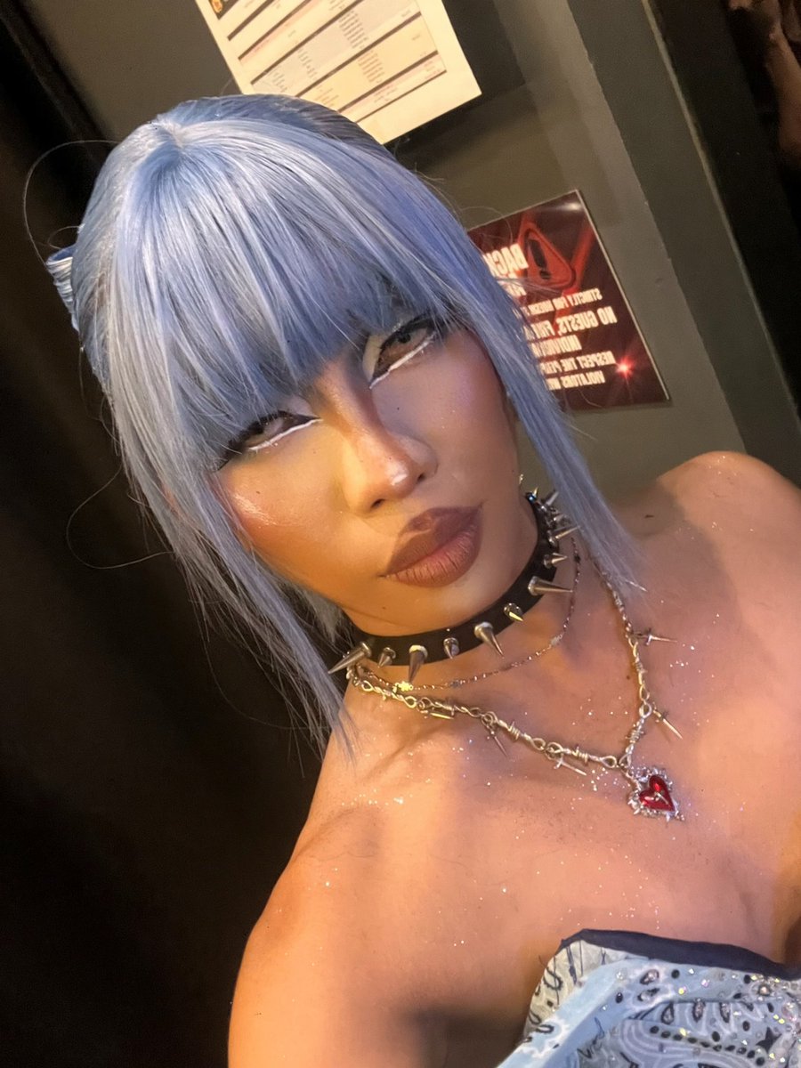 shackdaidana's tweet photo. bagay din talaga blue kay chameleon (???) https://t.co/CmYsqaA5Rq