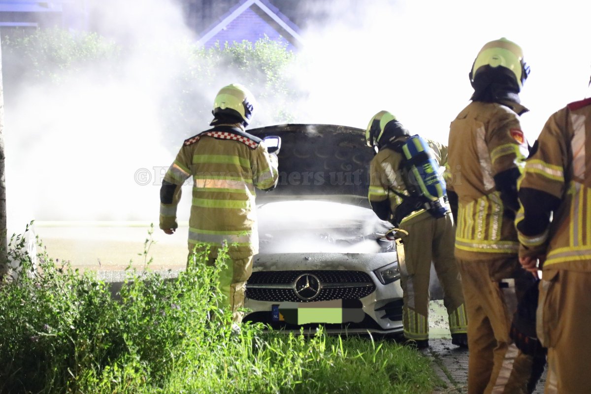 Auto verwoest door brand in Eemnes