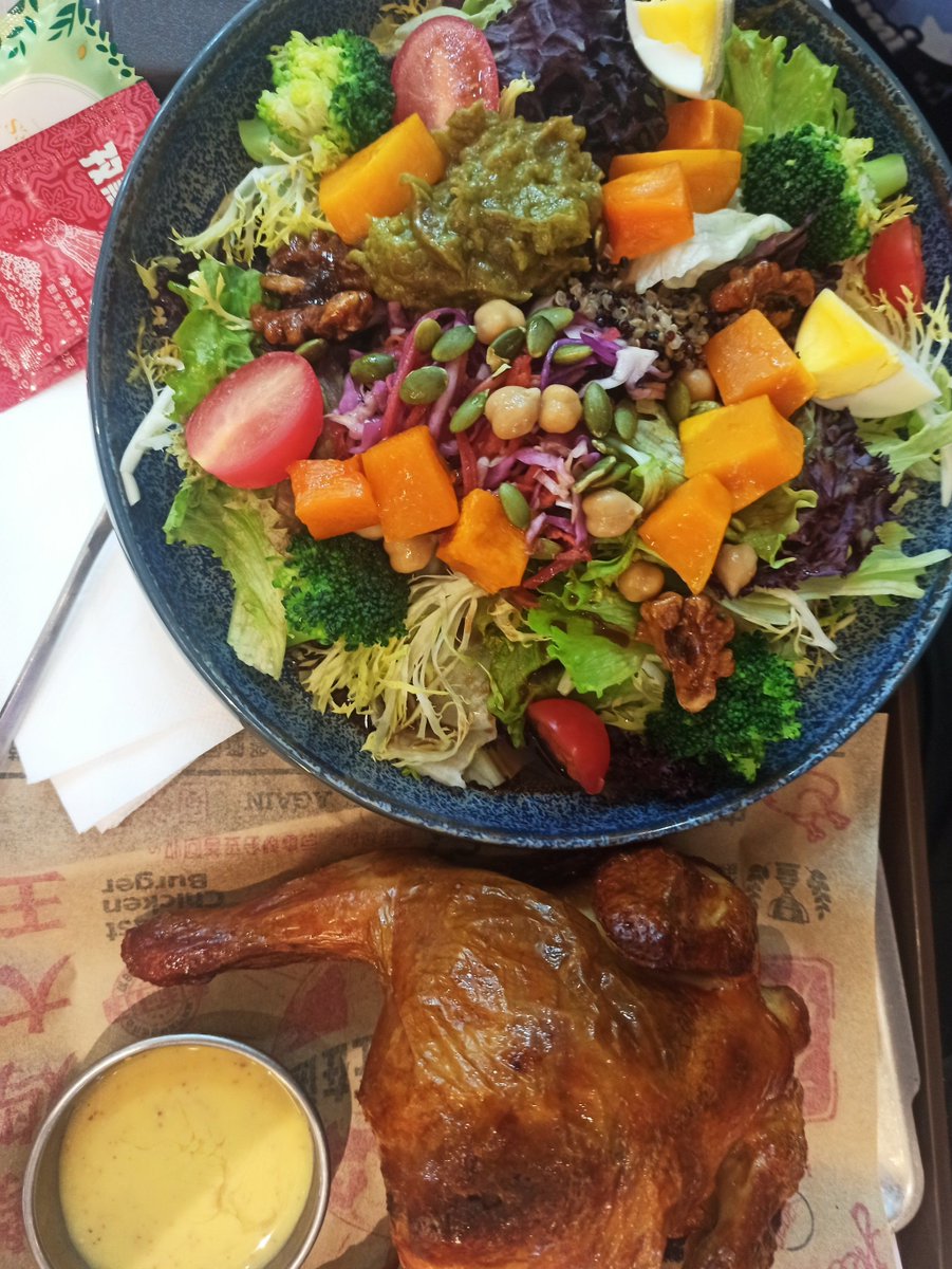Smithzeh's tweet photo. Fuel your day with this 15-min protein-packed salad! Grilled chicken, quinoa, cherry tomatoes u0026 a lemon drizzle—low-cal, high-sat, perfect for your fat-loss goal https://t.co/AZD3RkI4tR