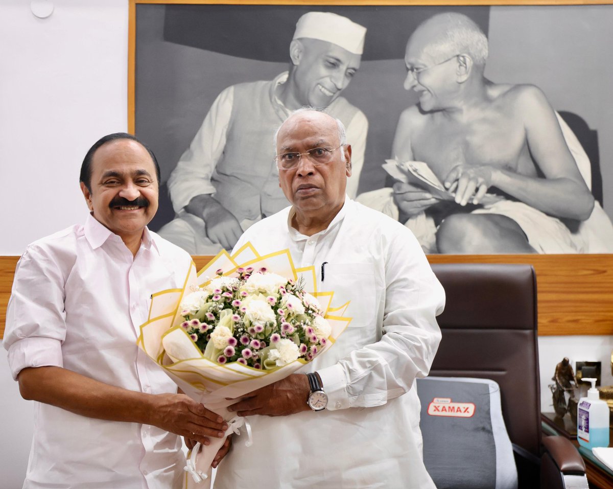 BasheerMasthan's tweet photo. Kerala Chief Minister @vdsatheesan met Congress President Kharge Ji

#keralacm
#vdsatheesan
#aicc https://t.co/9vMZLtLEc0